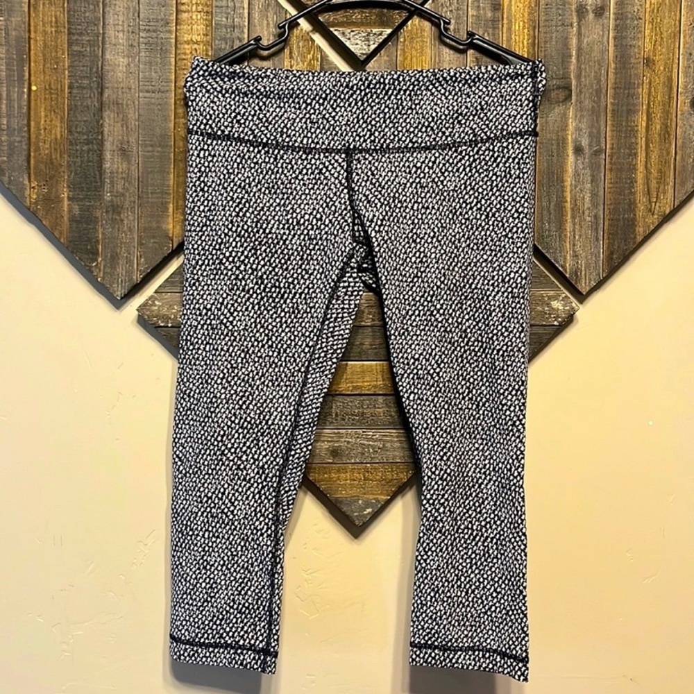 Lululemon Black, White, and Gray Patterned Crop Leggings